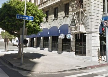 110번 프리웨이서  차량 총격..아이 3명 탄 승용차 피습