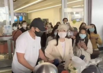 LA서 신혼여행 현빈·손예진, 팬들 무례에 곤욕