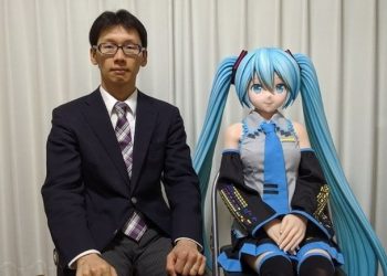 “사람이 싫어”  가상캐릭터와 결혼한 일본 남성