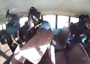 110마일 불법레이싱 스포츠카, 스쿨버스 충돌…아이들 공중 나뒹굴어