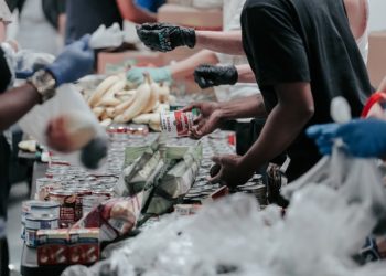 푸드뱅크 줄 서는 주민들 급증 “천정부지 물가, 끼니 해결 어려워”