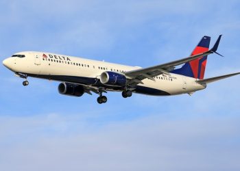 열차, 항공사들 줄줄이 마스크 해제..여행자들 “불안”