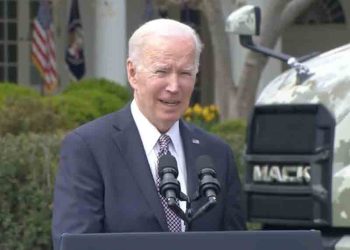 바이든 “푸틴, 전범재판 회부해야”