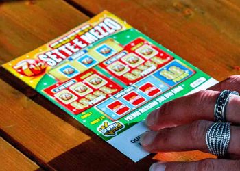 “옆사람 밀쳐서” 버튼 실수에 1천만달러 복권당첨