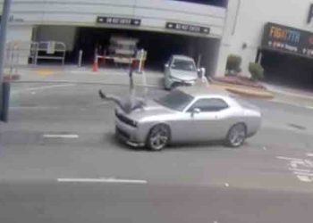 차로 행인 친 뒤 금품강탈, “충격적인” 신종 차량 노상강도 (영상)