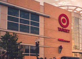 LA 기습 폭우에 타겟 매장 천장 무너져