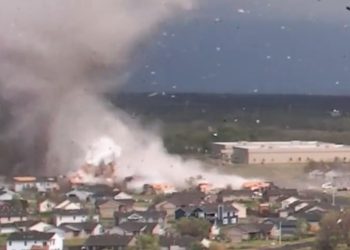 ‘캔자스 강타’ 토네이도 쫓던 대학생 3명 사망(영상)