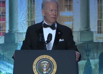 “트럼프 끔찍한 전염병” 백악관기자단만찬(영상)