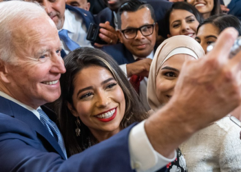 ‘임기 16개월차’ 바이든 지지율 42%…인플레 대응 28%