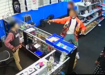 4인조 강도들, 가드 출신 직원과 총격전…강도 1명 사망