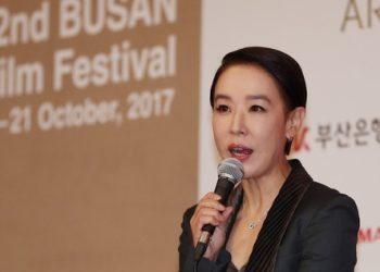 ‘심정지’ 강수연, 뇌출혈 치료 중..수술 결정 못해(3보)