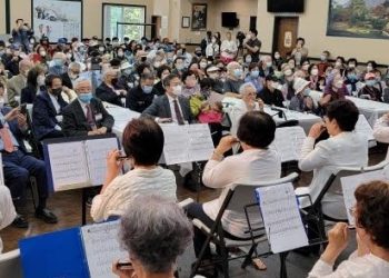 노인센터 어버이날 잔치 대성황…500여명 몰려