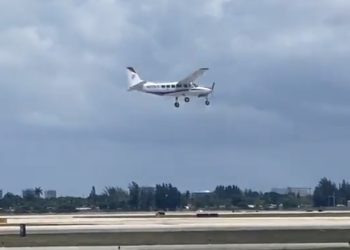 (영상)파일럿 쓰러진 항공기, 무사착륙 기적…무경험 승객 조종간 잡아