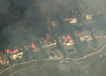 라구나 니구엘 대규모 산불, 주택 20채 전소..거리 초토화 (영상)