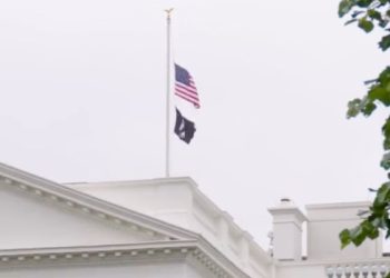 백악관, 사망자 100만명…바이든 “비극적 이정표..조기게양”