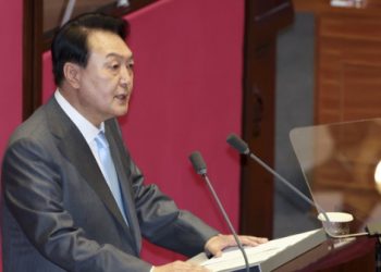 尹대통령 첫 시정연설…18번 박수·민주 의원 기립·악수도