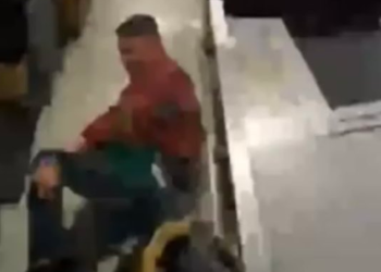 “냉장고 속에 숨어 살았다”…공포의 총기난사 현장(3보)