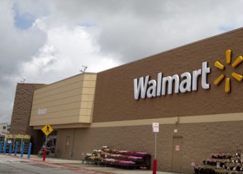 10대 청소년, 자신과 친구에 총기 발사..빅터빌 월마트 매장 밖