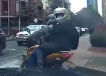 “거기 서!” 총 쏘며 도주하는 강도  차로 밀어버려