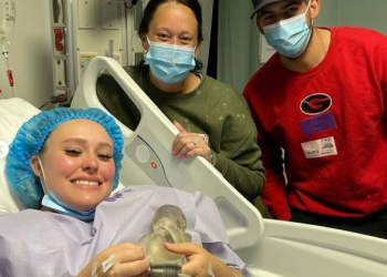 [화제] 임신 18주차 태아, 엄마 뱃속서 척추 수술 받아