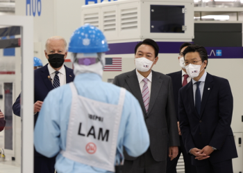 삼성 공장 둘러보던 바이든, 돌연 “투표하라”