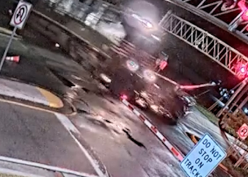 열차 달려오는데 선로에 껴…충돌 10초전 극적탈출(영상)