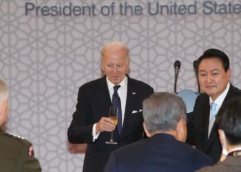 바이든, 400억달러 우크라 원조법안 한국서 서명