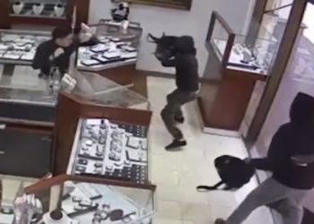 보석상 침입 4인조 강도, 직원들 반격에 혼비백산 도주