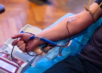 물가 폭등에 중산층도 피 뽑아 생활…”주 2회 혈장기부, 월 500달러”