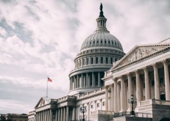 재정적자 1조 달러로 급감 전망…코로나 지출 감소 영향