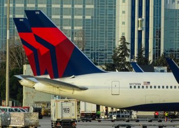 메모리얼 연휴 항공대란..미 전역서 5천편 무더기 결항