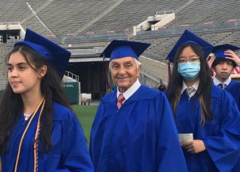 60년 만에 고교 졸업, LA 할아버지 “4달러 80센트 책값 때문에”