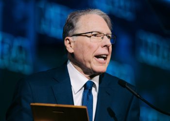 총기 규제 또 멀어지나…’부패의혹’ 강경파 NRA 회장 재선임