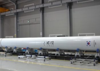 한국 첫 민간 우주발사체 ‘한빛-TLV’ 실물 공개