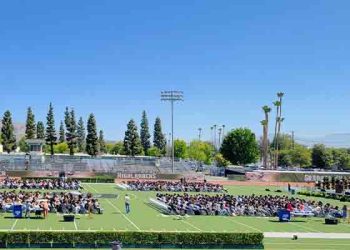 백신 미접종 학생, 졸업식 참석 금지…학부모들 항의 시위