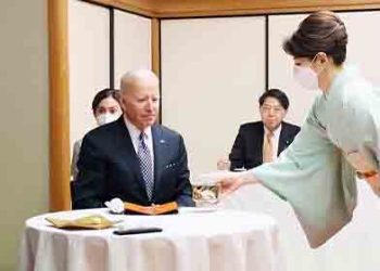 기시다 부인 기모노 입고 바이든에 직접 차 대접