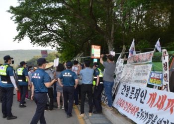 진중권 “문재인 사저 시위, 악질은 방조하는 인간들”
