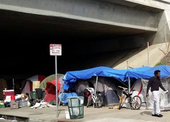 ‘학교 500피트 이내 노숙자 텐트 금지’ LA시 조례안 잠정 통과