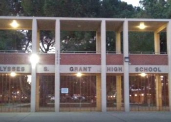 고등학교 교문 앞서 총격, 학생 총 맞아..밴나이스