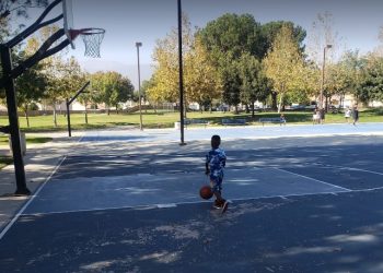 초등생 70명 있던 공원서 농구 시합 중 총격전..1명 사망