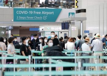 인천공항 8일부터 정상화..항공료 언제 떨어지나