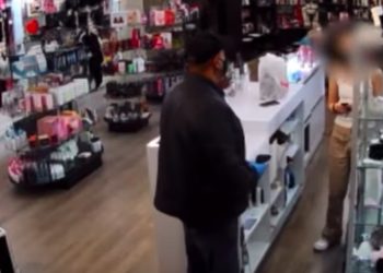 ‘현금 관심 없는’ 무장강도, 성인용품만 싹쓸이(영상)