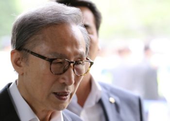 윤석열, 이명박 사면시사..민주 “100조원 국민세금 탕진한 장본인”