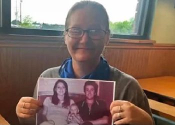 [화제] 부모 살해 현장서 사라진 아이 40년 만에 나타나