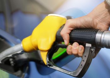 미 개솔린 평균가 사상 처음 5달러 돌파…가주 6달러 넘어서