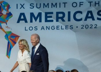 바이든 “젤렌스키, 러 침공 경고 안 들었다”