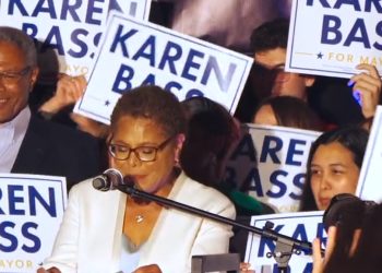 캐런 배스, 카루소 누르고 우편투표서 역전