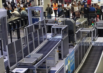 여행 수요 폭발에…미 국내선 항공료, 올 들어 47% 급등