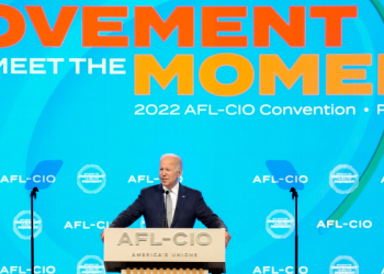 바이든, “정유사 높은 수익에 고통 가중…비상권한 사용할 것”