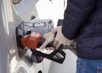 백악관, ‘국방물자조달법’ 발동 시사…”정유사 공급 확대해야”